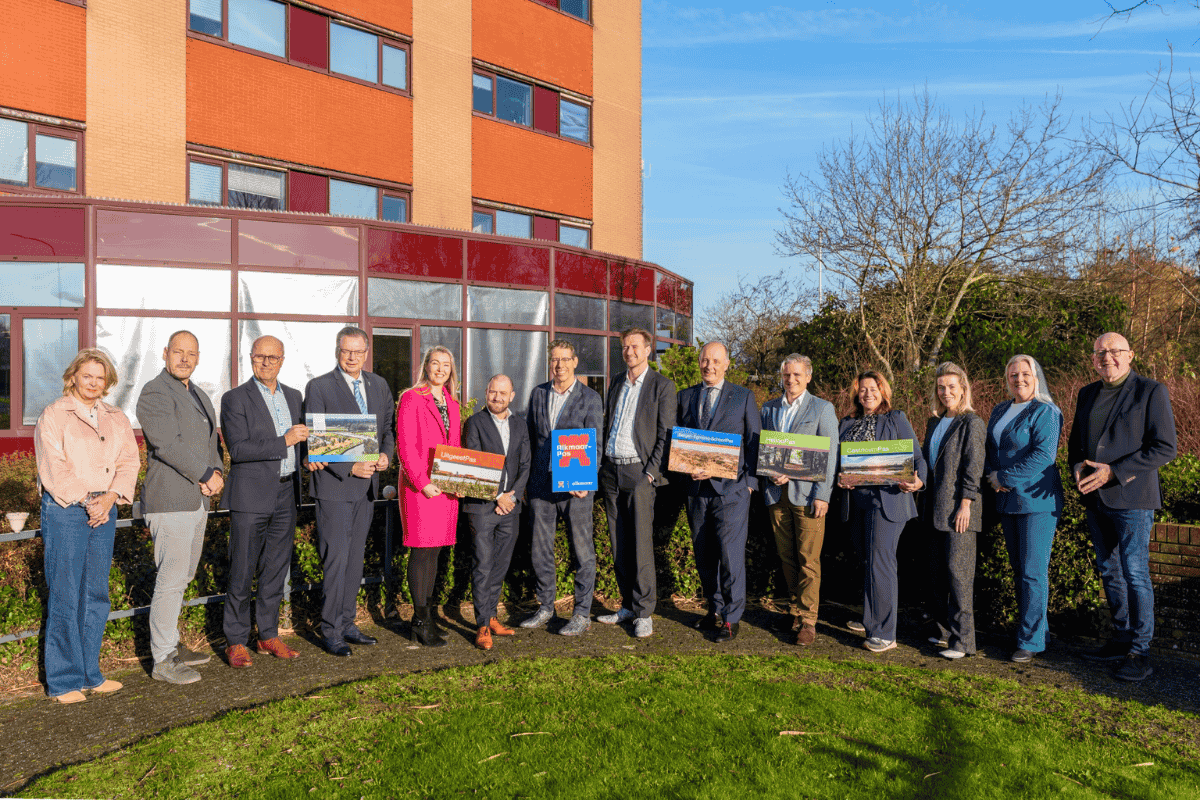 Groepsfoto van vertegenwoordigers van de gemeenten Alkmaar, Bergen, Castricum, Dijk en Waard, Heiloo, Uitgeest en Hart van Noord-Holland die samenwerken aan de nieuwe regionale stadspas.